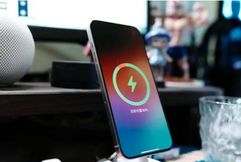 辛集苹果15换屏服务分享用什么充电器给iPhone15充电更好 